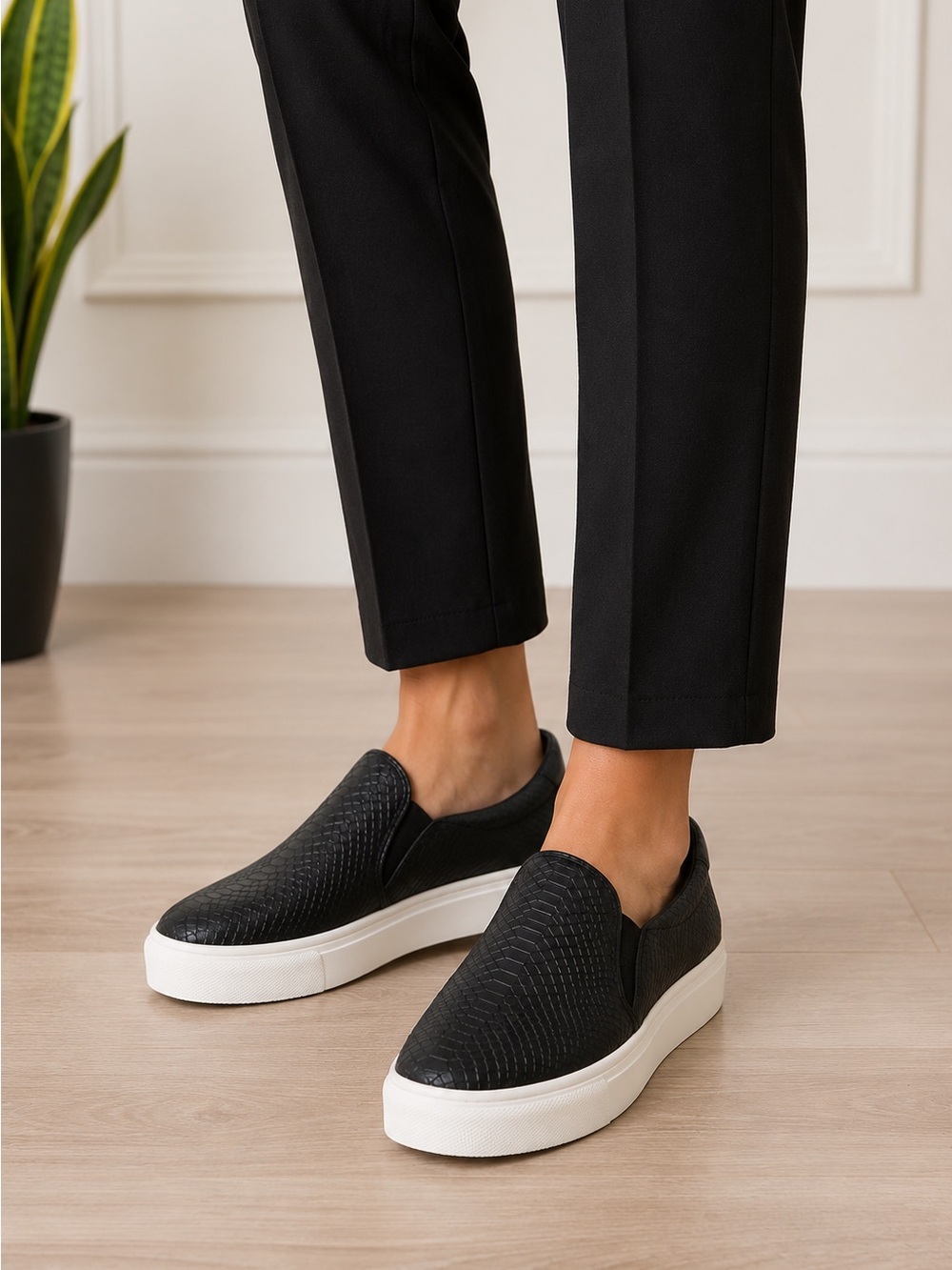 Dr Scholl’s Nova Slip-On Sneaker (Women) size 7.5 wide